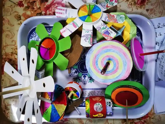 爱弥儿融城华府幼儿园小一班周一分享《自制陀螺》