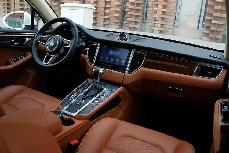 内饰方面,众泰sr9更是与保时捷macan如出一辙,包括方向盘造型,中控台