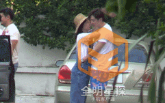 白百何被拍摸臀杀 张爱朋:帮朋友挠个痒痒也有错