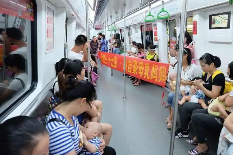 广西南宁50多位辣妈地铁集体哺乳