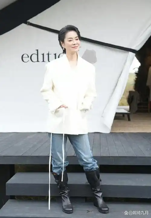 近日,毛阿敏亮相了由甘肃地区举办的时装t台秀活动,这也是自她奔六