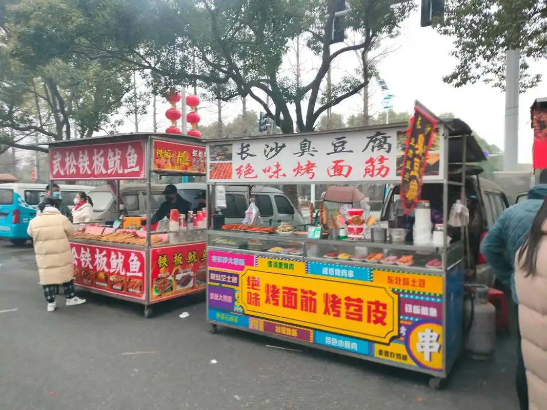 小吃街的摊摊 有点儿脏的烟火气 - 抖音