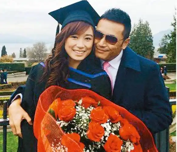 苗侨伟谈与梅艳芳恋情,和戚美珍携手30年,29岁女儿令他头疼_苗彤_男生