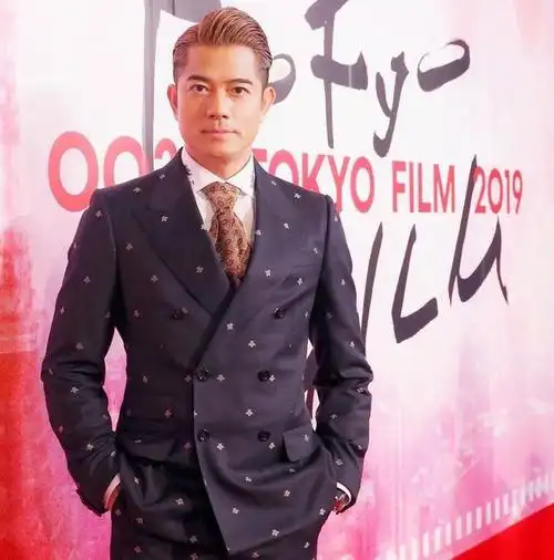 郭富城才是反油腻男人西装笔挺发型不乱57岁不输小鲜肉