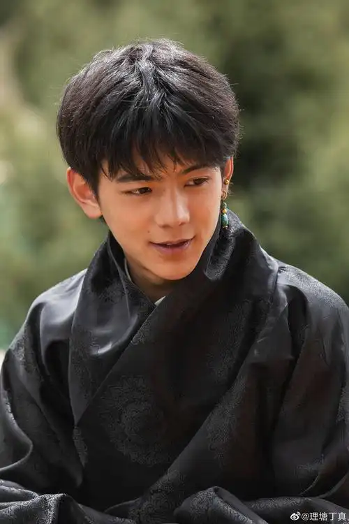 丁真的时尚芭莎照片好帅啊