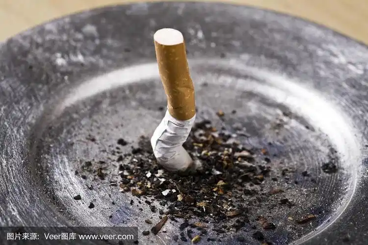 烟灰缸里的烟头