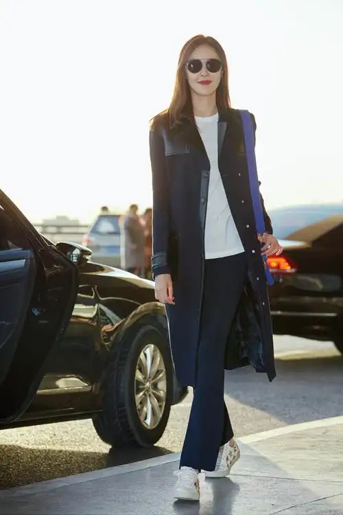 米露最新机场街拍 长风衣配喇叭裤时髦又优雅