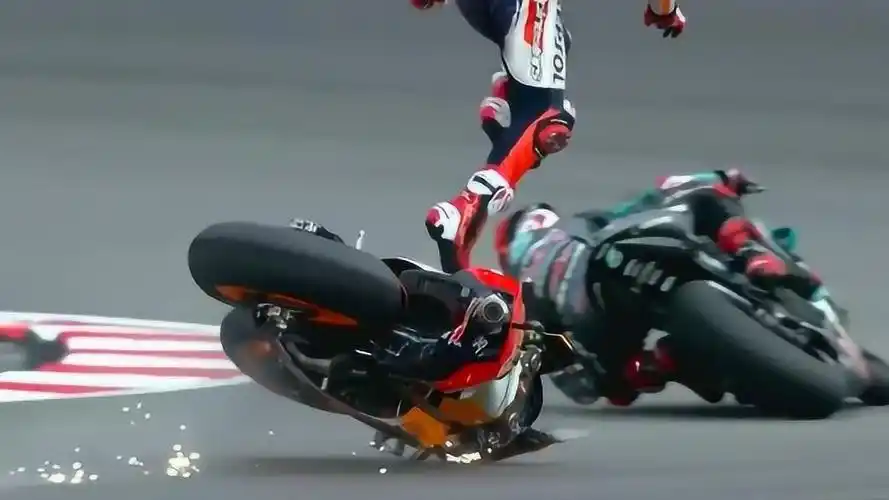 摩托车马奎斯摔车后凌波微步般的自救