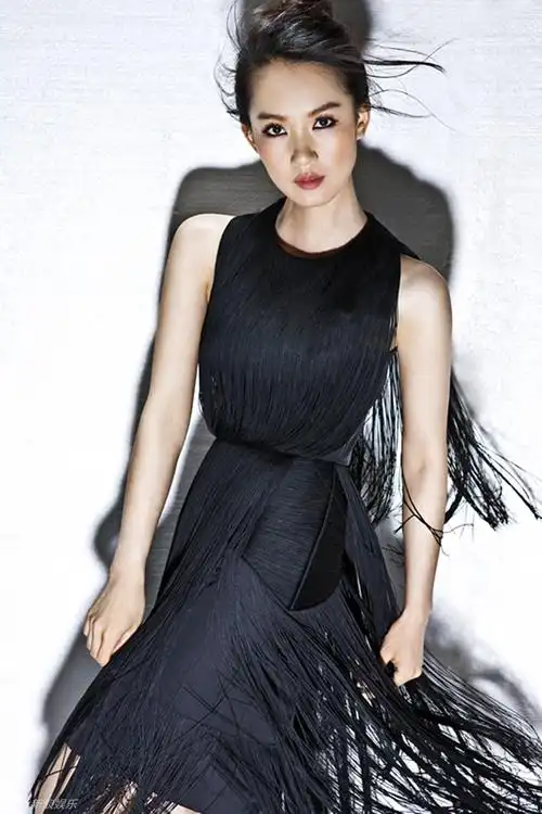 组图:刘丛丹新写真玩转光影 烟熏妆冷艳灵动_高清图集_新浪网