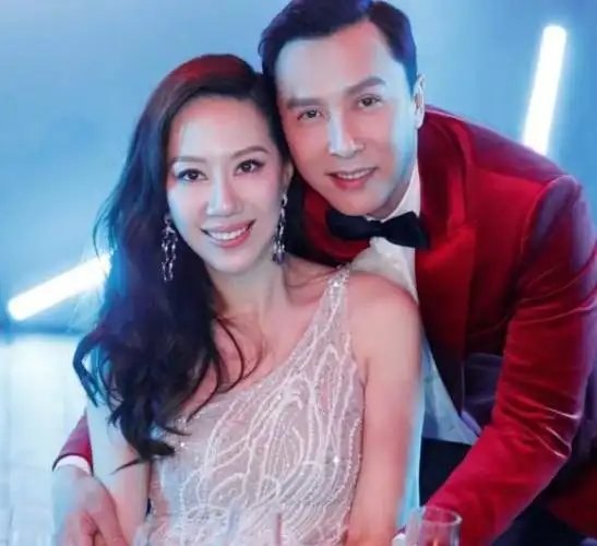 近日,甄子丹的妻子汪诗诗晒出了自己和丈夫的独家照片,图片上他点了