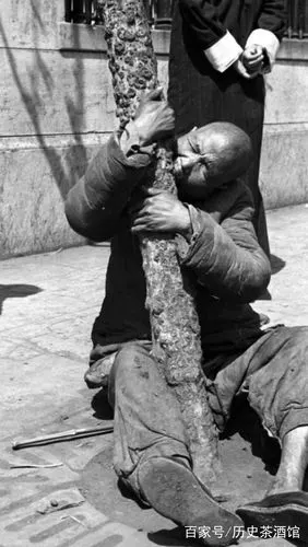 美国记者镜头下的河南大饥荒:灾民表情痛苦,路边整排树皮被吃光