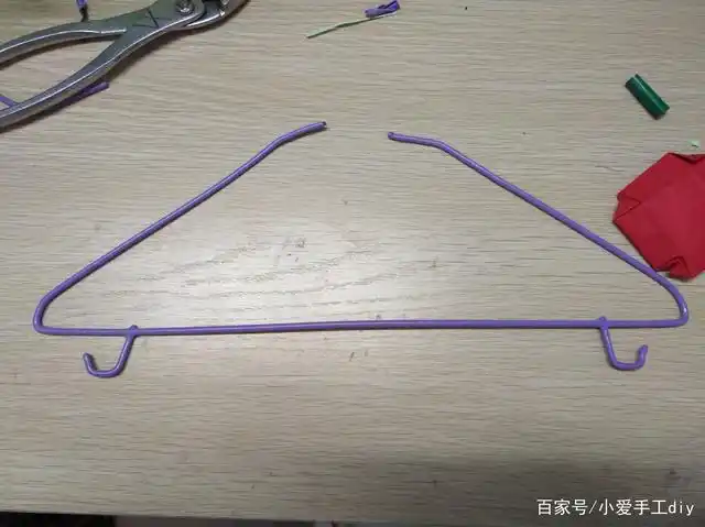 用衣架这样做个手机支架,让孩子看手机直播更轻松,还能保护眼睛