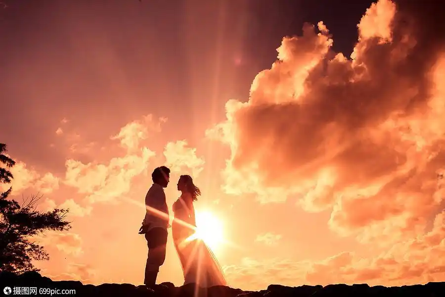 夕阳晚霞下的情侣浪漫婚纱摄影