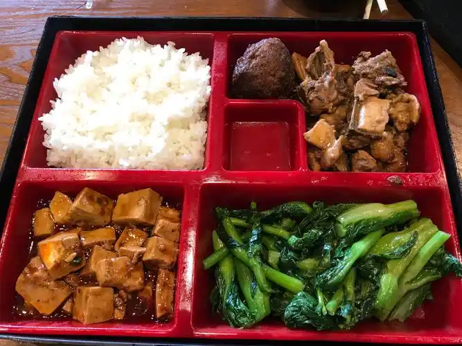 梦花源可以预定午餐,这是30元的盒饭,两荤两素一汤,还算价廉物美的.