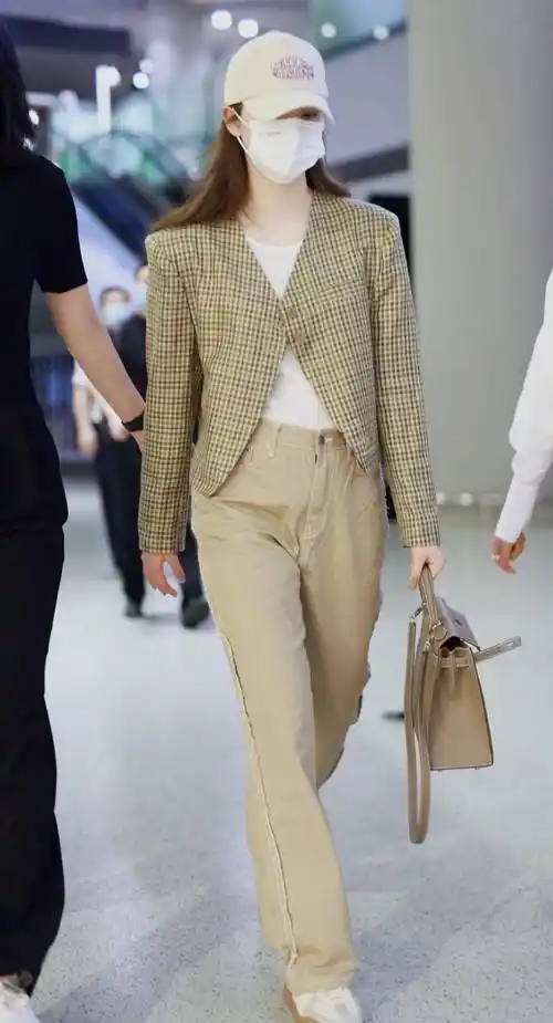 欧阳娜娜现身机场,棒球帽格纹外套配卡其色直筒裤,看上去并不瘦_感觉