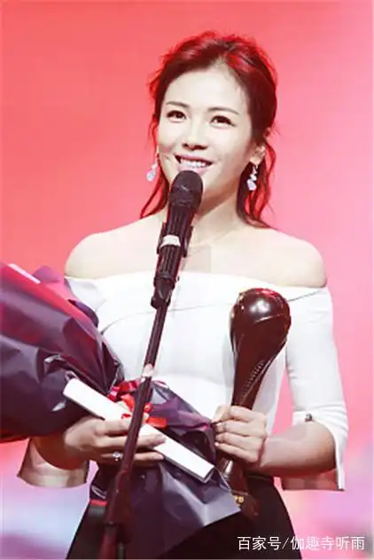 刘涛亮相颁奖典礼,穿一字肩礼服秀香肩优雅迷人