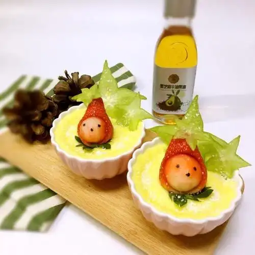 布丁出锅,将草莓小姑娘放在布丁上面,做装饰;再