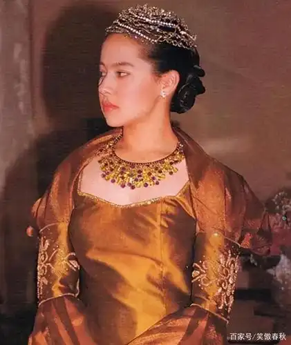 乌汶叻满心欢喜的嫁给了自己的意中人,离开了泰国,失去了自己的公主