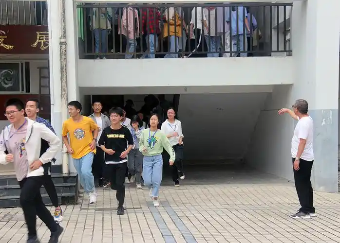 常施演练 以策安全——京山五中举行紧急疏散演练