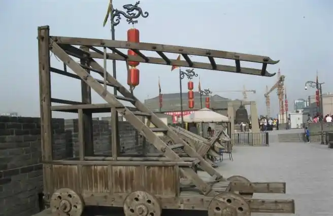 蜀军架设云梯攻城,城头上的魏军便纵火焚烧云梯.