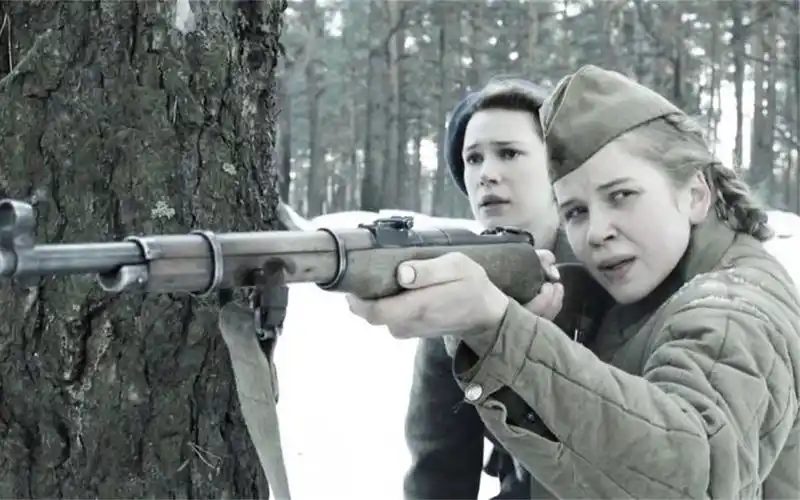 俄罗斯二战大片,苏联女兵太生猛,为士兵送白酒深入德军战区_哔哩哔哩
