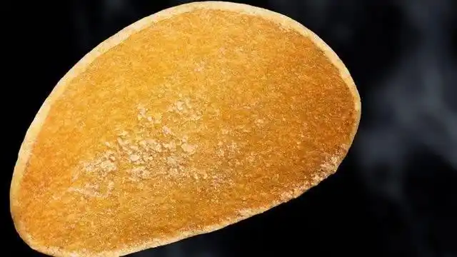 俄罗斯小伙纯手工制作,世界上最大的薯片,这么大吃着一定很过瘾