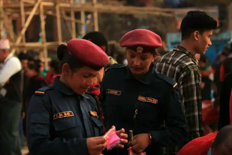 这应该是尼泊尔女警察吧?警服还真漂亮!