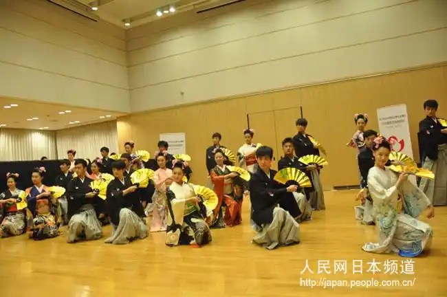 中央民族大学的学生表演日本舞蹈