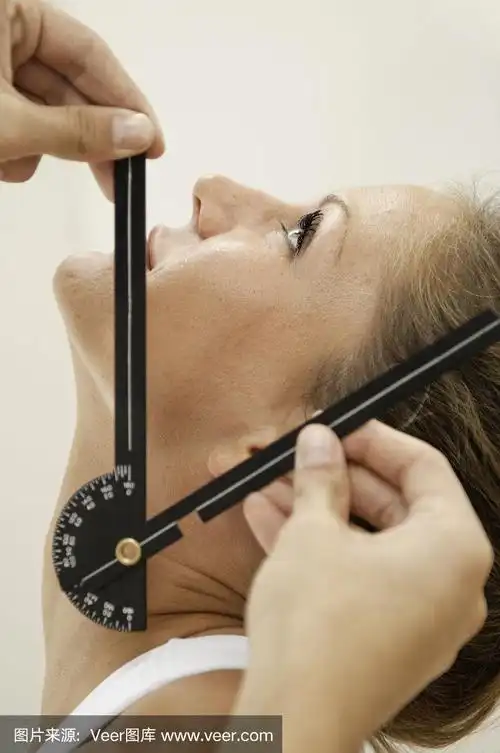 测量颈部活动度