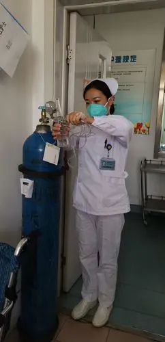 给病人更换氧气桶吸氧装置.