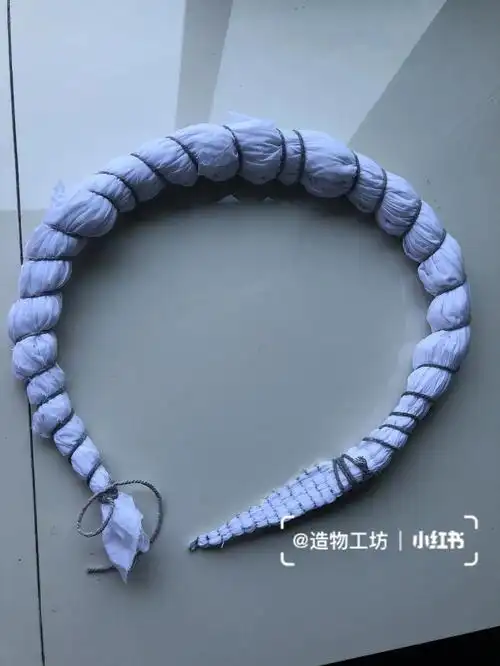 扎染里面最重要和最复杂的步骤,可以分为缝绞法,捆扎法,夹扎法和折叠