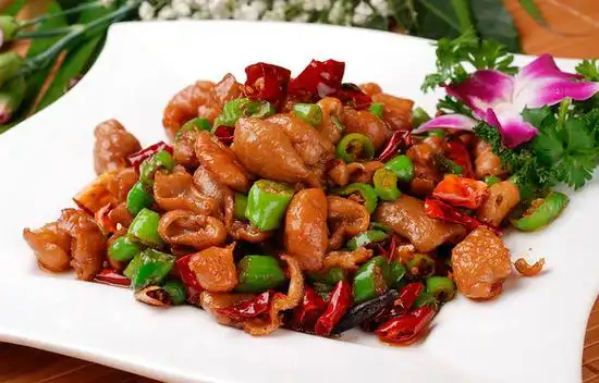 口感香糯的肥肠炒制分享🍲 肥肠炒制: 材料:肥肠,洋葱,指天椒,大葱,