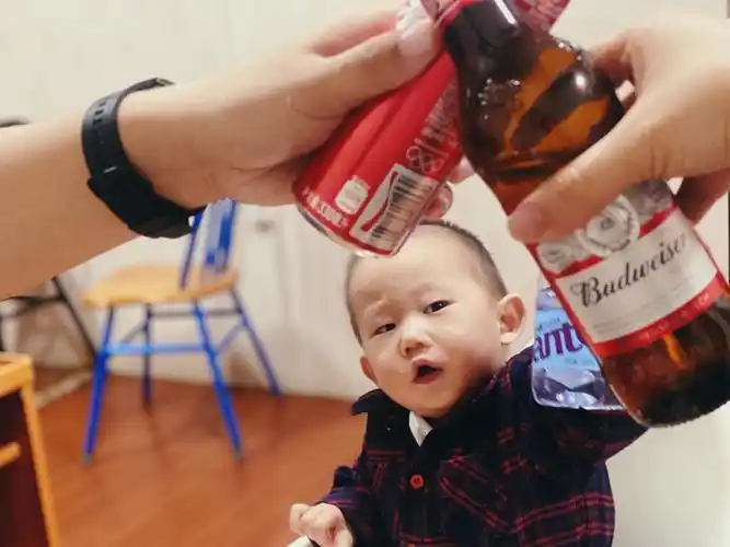 娃睡着以后都需要喝点小酒 应该是犒劳黑夜里唱儿歌的自己 或者为