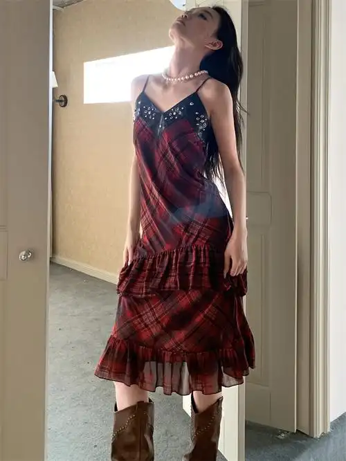 海边吊带裙女春夏红色格子多巴胺连衣裙复古拼接长裙 - 17网