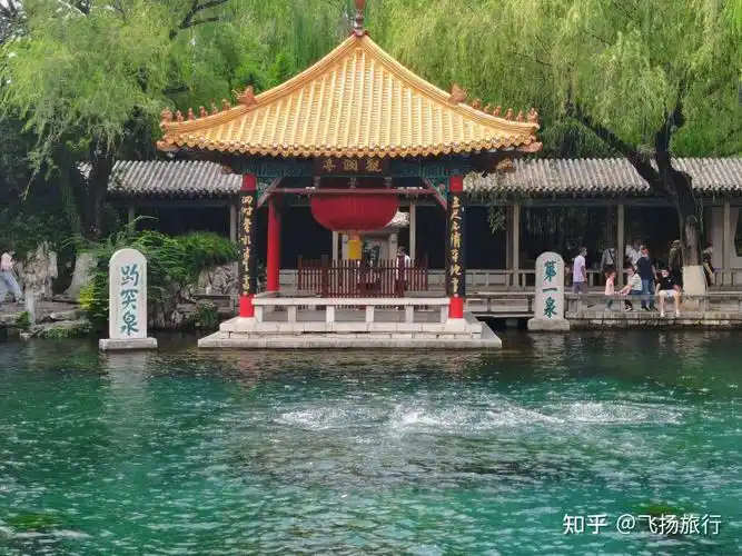 下区,东临泉城广场,北望五龙潭,面积达158亩,位居济南七十二名泉之冠