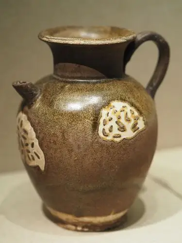 [唐] 寿州窑酱釉漏花执壶 寿县博物馆藏