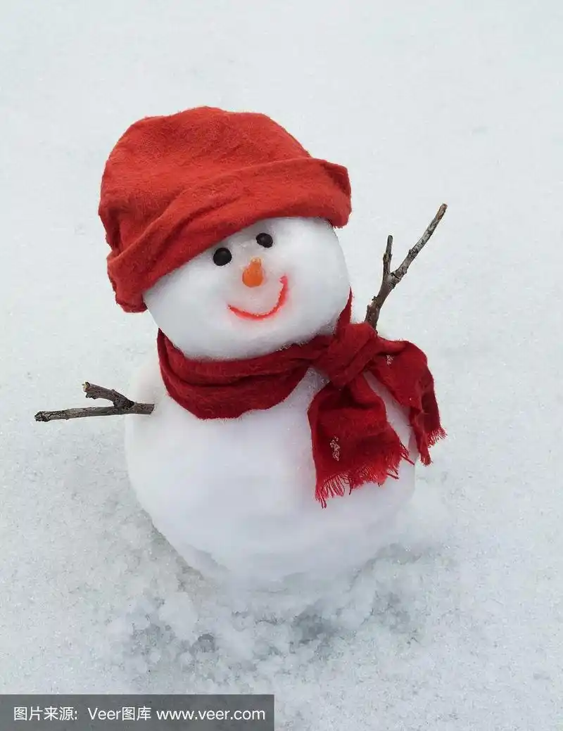 可爱的小雪人戴着红帽子和红领巾