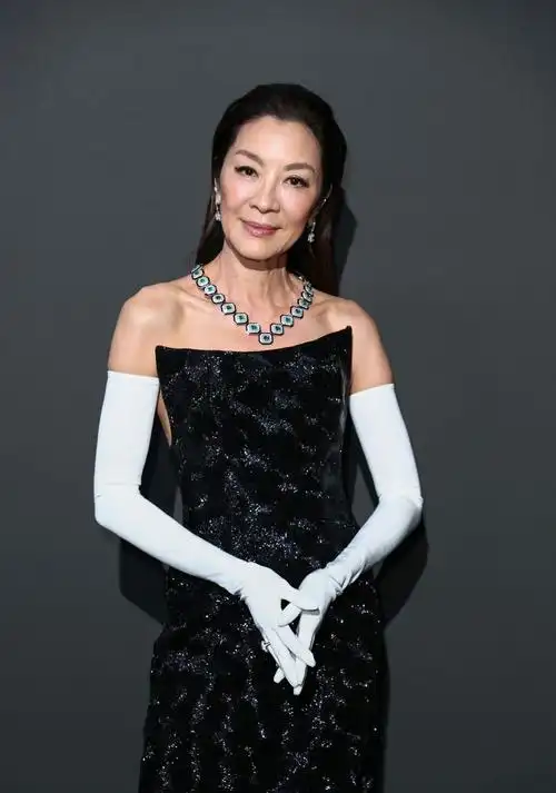 杨紫琼的look 又变成balenciaga 黑色抹胸修身裙77白手套了_高清