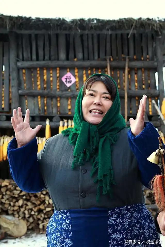 界是出了名的"胖大姐",看起来样子也十分憨厚,朴实,算是一位特型演员