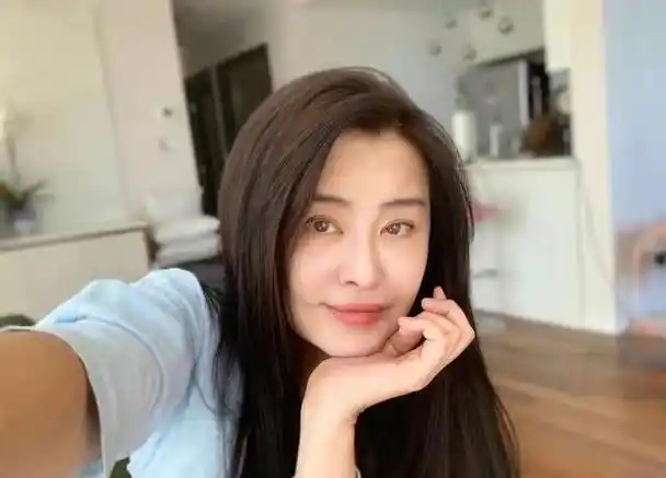 她淡妆素裹素颜出镜.前不久王祖贤晒出近照.生活,应当是一种自由奔