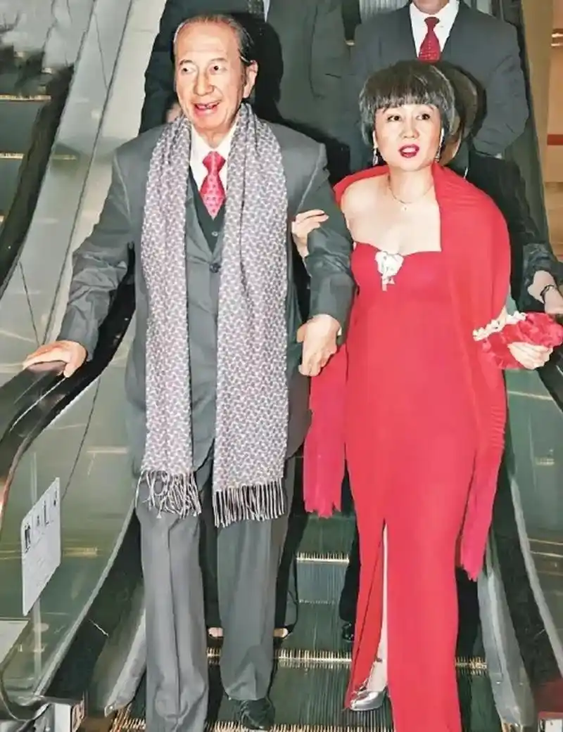 说实话,年轻时的赌王三太陈婉珍真的很漂亮,一袭红