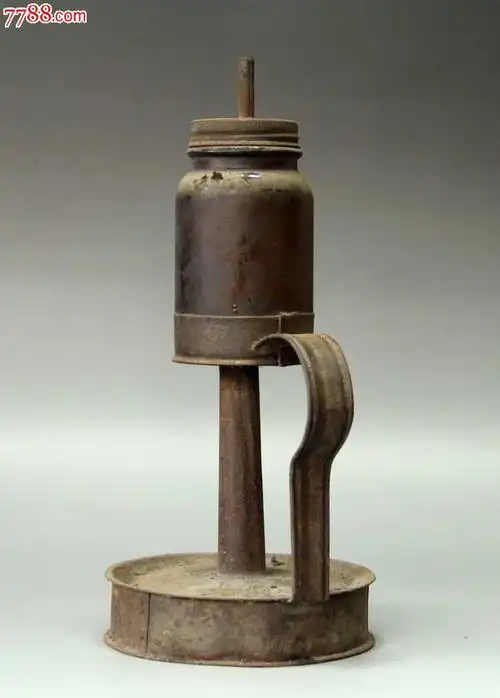 高脚手执老煤油灯