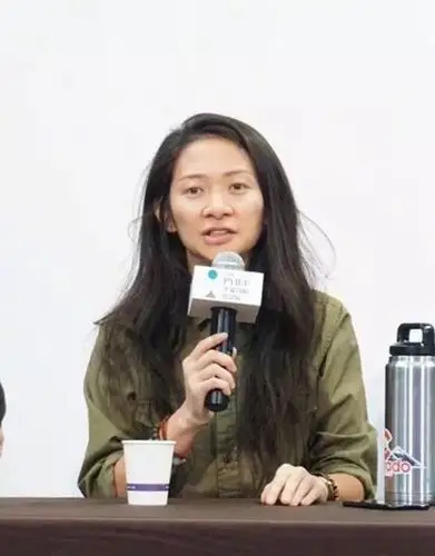 "赵婷模仿西部片导演约翰·福特的口吻来了一句简洁的开场白,颇为精炼