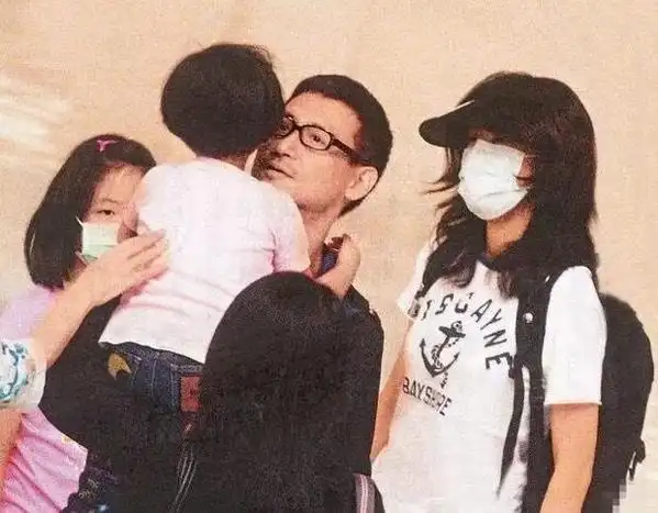 最近曝光了一组张学友全家的照片,天王把小女儿抱在身上,父爱