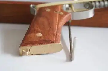 这把火柴枪的购买价是人民币150余元.就买下来,想给孙子玩.