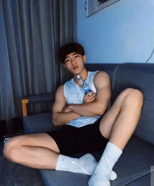 谢梓秋最新拍摄的18岁体育生荷尔蒙爆棚令人大呼可以