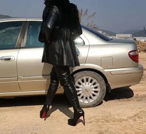 超高跟过膝长靴皮衣女王