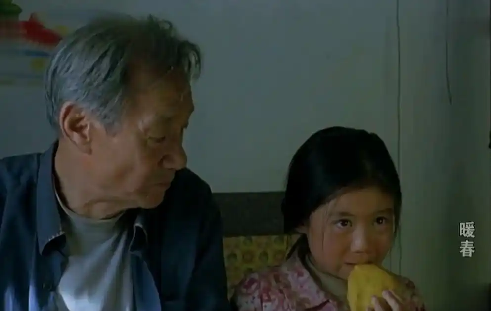 电影《暖春》:没有血缘的亲情,淳朴善良的邻里情