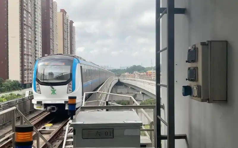 深圳地铁3号线列车进站