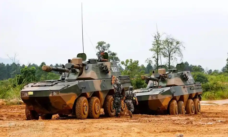 演习中,炮兵部队ll09型122毫米轮式自行榴弹炮等装备展开实战背景下的